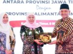 Gubernur Jawa Timur Khofifah Indar Parawansa bersama Wakil Gubernur Kaltim Seno Aji saat pelaksanaan misi dagang di Kota Balikpapan, pada Kamis (8/5/2025). Foto: BorneoFlash/IST