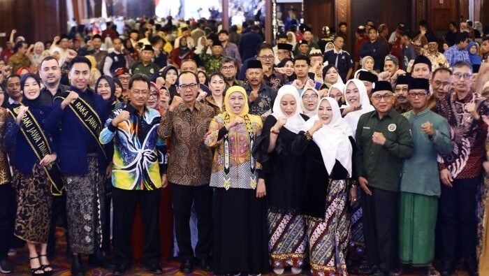 Gubernur Jawa Timur Khofifah Indar Parawansa menggelar Forum Silaturahim dengan Masyarakat Kaltim asal Jatim, dalam rangka penguatan pasar antar daerah di Hotel Grand Senyiur, Balikpapan, Kalimantan Timur, Kamis (8/5/2025) malam. Foto: BorneoFlash/Ist
