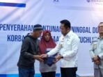 Gubernur Kalimantan Timur, H. Rudi Mas'ud Bersama Kepala Cabang Jasa Raharja Kaltim, Wanda P. Asmoro Saat menyerahkan santunan kepada keluarga korban KMP Muchlisa di Kantor Jasa Raharja Kaltim, Pada Kamis (8/5/2025). Foto: BorneoFlash/Niken Sulastri