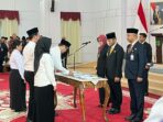 Gubernur Kalimantan Timur, Rudy Mas’ud, saat menyerahkan SK ASN dan PPPK di lingkungan Pemprov Kaltim, di Gedung Odah Etam, Rabu (7/5/2025).. Foto: BorneoFlash/Nur Ainunnisa