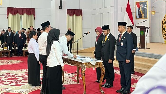 Gubernur Kalimantan Timur, Rudy Mas’ud, saat menyerahkan SK ASN dan PPPK di lingkungan Pemprov Kaltim, di Gedung Odah Etam, Rabu (7/5/2025).. Foto: BorneoFlash/Nur Ainunnisa