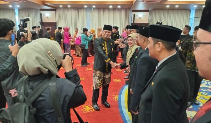 Gubernur Kaltim, Rudy Mas'ud saat melantik sejumlah pejabat. Foto: BorneoFlash/Nur Ainunnisa