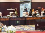Gubernur Kaltim saat diskusi bersama Menteri Pemberdayaan Perempuan dan Perlindungan Anak Republik Indonesia, Hj. Arifah Fauzi. Foto: BorneoFlash/Nur Ainunnisa