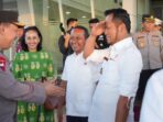 Gubernur Kaltim saat mengantar kepulangan sejumlah pejabat di Bandara APT Pranoto. Foto: Ist/adpimpemprov
