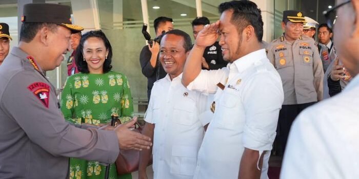 Gubernur Kaltim saat mengantar kepulangan sejumlah pejabat di Bandara APT Pranoto. Foto: Ist/adpimpemprov