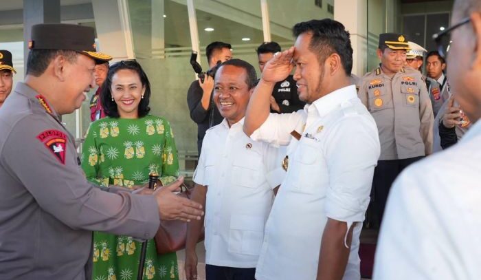 Gubernur Kaltim saat mengantar kepulangan sejumlah pejabat di Bandara APT Pranoto. Foto: Ist/adpimpemprov