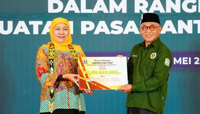 Gubernur Jawa Timur Khofifah Indar Parawansa menyerahkan bantuan uang tunai sebesar Rp50 juta kepada FKKJT Kaltim. Foto: BorneoFlash/Ist