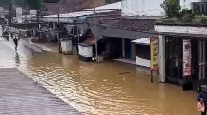 Ilustrasi. Jalan penghubung Kabupaten Tasikmalaya dan Ciamis yang terendam banjir akibat meluapnya Sungai Citanduy, Rabu (21/5/2025). BMKG memberi peringatan dini curah hujan tinggi akhir Mei 2025 (Sumber: Camat Panumbangan)