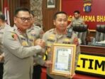 Kapolda Kaltim, Irjen Pol Drs. Endar Priantoro, S.H., S.I.K., M.Sc.,Serahkan Penghargaan Kepada Kapolresta Balikpapan, Kombes Pol Anton Firmanto, S.H., S.I.K., M.Si., Sebagai nominasi ketiga terbaik karena mencatatkan performa unggul dalam berbagai aspek krusial dalam pelaksanaan Operasi Ketupat Mahakam 2025. Foto: HO/Humas Polresta Balikpapan