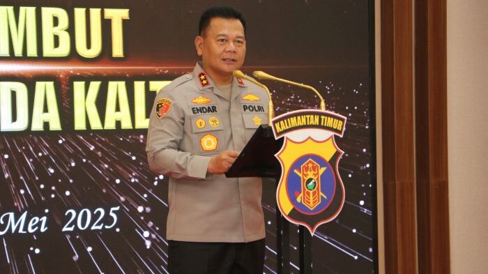 Kapolda Kaltim Irjen Pol Endar Priantoro, S.H., S.I.K., C.F.E., M.H., saat Acara pisah sambut Irwasda Polda Kaltim di Gedung Mahakam, pada Kamis (1/5/2025). Foto: HO/Humas Polda Kaltim