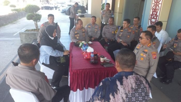 Kapolresta Balikpapan Kombes Anton Firmanto bersama para pejabat utama menggelar kegiatan Analisa dan Evaluasi (Anev) rutin, pada Senin (26/5/2025). Foto: HO/Humas Polresta Balikpapan