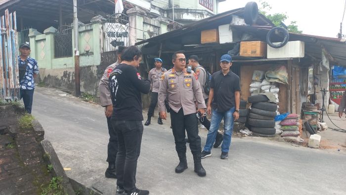 Kapolresta Balikpapan, Kombes Pol Anton Firmanto, S.H., S.I.K., M.Si., turun langsung memimpin operasi gabungan di kawasan yang kerap disebut rawan narkoba Gunung Bugis, Kelurahan Baru Tengah Kecamatan Balikpapan Barat, pada Jumat (2/5/2025). Foto: HO/Humas Polresta Balikpapan