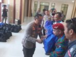 Kapolresta Balikpapan Kombes Pol Anton Firmanto, S.H., S.I.K., M.Si., Serahkan paket sembako kepada perwakilan serikat pekerja yang tergabung dalam Aliansi Buruh Kota Balikpapan, pada Rabu (1/5/2025). Foto: HO/Humas Polresta Balikpapan