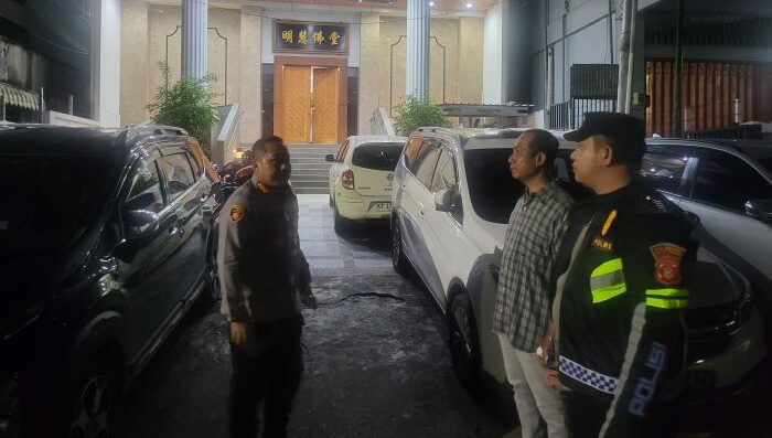 Kapolresta Balikpapan, Kombes Pol Anton Firmanto, SH, SIK, M.Si, turun langsung memantau pelaksanaan ibadah perayaan Hari Raya Waisak 2569 BE di sejumlah Vihara di Kota Balikpapan. Foto: HO/Humas Polresta Balikpapan