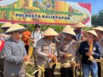 Kapolresta Balikpapan Kombes Pol Anton Firmanto, SH, SIK, MSi turun langsung memimpin panen jagung tahap kedua di ladang milik Kelompok Tani Lamaru, Kelurahan Lamaru, Balikpapan Timur. Foto: HO/Humas Polresta Balikpapan