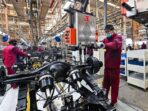 Karyawan bekerja di jalur perakitan truk di sebuah pabrik manufaktur kendaraan Jianghuai Automobile Group Corp. (JAC), di Qingzhou, provinsi Shandong, Tiongkok Timur. ( Foto: STR/AFP)