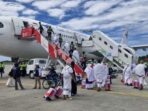 Keberangkatan 355 jemaah calon haji Kloter 15 asal Provinsi Kaltim di Bandara Internasional SAMS Sepinggan, pada Rabu (28/5/2025). Foto: HO/Humas Polresta Balikpapan