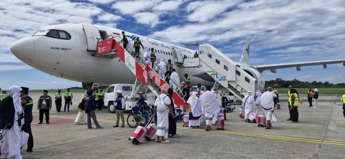 Keberangkatan 355 jemaah calon haji Kloter 15 asal Provinsi Kaltim di Bandara Internasional SAMS Sepinggan, pada Rabu (28/5/2025). Foto: HO/Humas Polresta Balikpapan