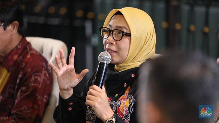 Direktur Jenderal Energi Baru Terbarukan dan Konservasi Energi Kementerian ESDM RI, Eniya Listiani Dewi menyampaikan paparan dalam Coffee Morning CNBC Indonesia di Jakarta, Jumat (16/5/2025). Foto: CNBC Indonesia/Tri Susilo