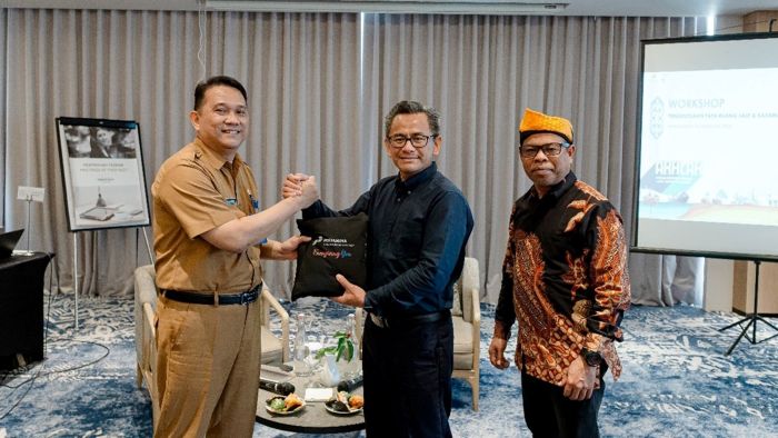 Kepala Bidang Pengelolaan Ruang Laut DKP Kaltim, Mohamad Ali Aripe bersama Head of Communication Relations & CID Zona 10 PHKT, Dharma Saputra. Foto: HO/PHKT