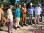 Kepala Dinas Energi dan Sumber Daya Mineral (ESDM) Kaltim, Bambang Arwanto, saat tinjau lapangan. Foto: BorneoFlash/Nur Ainunnisa