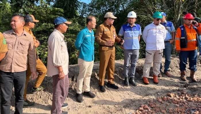 Kepala Dinas Energi dan Sumber Daya Mineral (ESDM) Kaltim, Bambang Arwanto, saat tinjau lapangan. Foto: BorneoFlash/Nur Ainunnisa