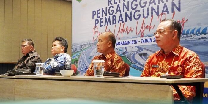 Kepala Dinas Perhubungan Mahulu Fransiskus Xaverius Lawing, S.E., M.Si., (Paling Kiri) Hadiri Rapat Koordinasi yang dipimpin langsung oleh Bupati Mahakam Ulu (Mahulu), Dr. Bonifasius Belawan Geh, S.H., M.E., Selasa (27/05/2025) di Ruang Emerald Hotel Merc