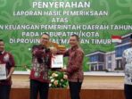 Kepala Perwakilan BPK RI Kaltim, Mochammad Suharyanto, menyerahkan laporan hasil pemeriksaan atas laporan keuangan Pemerintah Daerah Tahun Anggaran 2024 kepada Bupati Paser, Fahmi Fadli, di Kantor BPK RI Kaltim, Kota Samarinda, pada Jumat (23/5/2025). Foto: BorneoFlash/IST