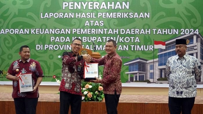 Kepala Perwakilan BPK RI Kaltim, Mochammad Suharyanto, menyerahkan laporan hasil pemeriksaan atas laporan keuangan Pemerintah Daerah Tahun Anggaran 2024 kepada Bupati Paser, Fahmi Fadli, di Kantor BPK RI Kaltim, Kota Samarinda, pada Jumat (23/5/2025). Foto: BorneoFlash/IST