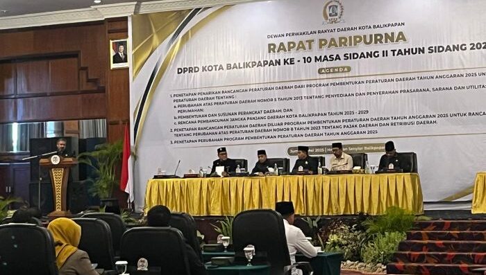 Ketua Badan Pembentukan Peraturan Daerah DPRD Kota Balikpapan, Andi Arif Agung Saat Rapat Paripurna di Grand Senyiur Hotel Balikpapan, pada hari Jumat (2/5/2025). Foto: BorneoFlash/Ardian 
