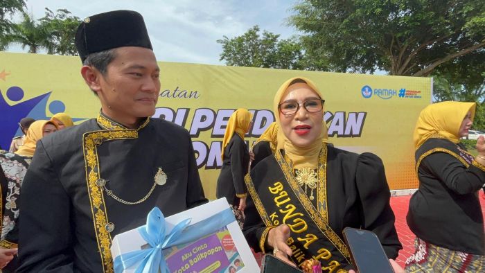 Ketua Bunda PAUD Kota Balikpapan, Hj. Nurlena Mas’ud, memperkenalkan buku edukatif hasil karyanya yang berjudul Aku Cinta Kota Balikpapan di Balai Kota Balikpapan, pada Jumat (2/5/2025). Foto: BorneoFlash/Niken Sulastri