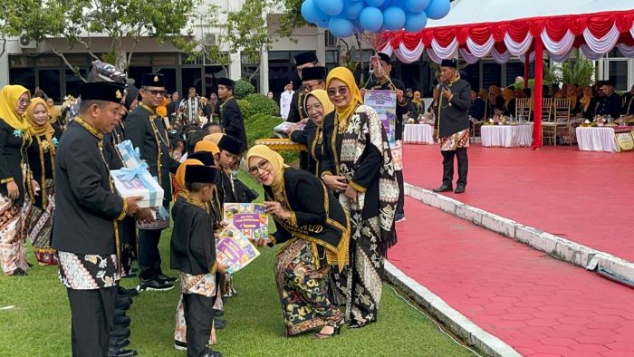 Ketua Bunda PAUD Kota Balikpapan, Hj. Nurlena Mas’ud, memperkenalkan buku edukatif hasil karyanya yang berjudul Aku Cinta Kota Balikpapan di Balai Kota Balikpapan, pada Jumat (2/5/2025). Foto: BorneoFlash/Niken Sulastri