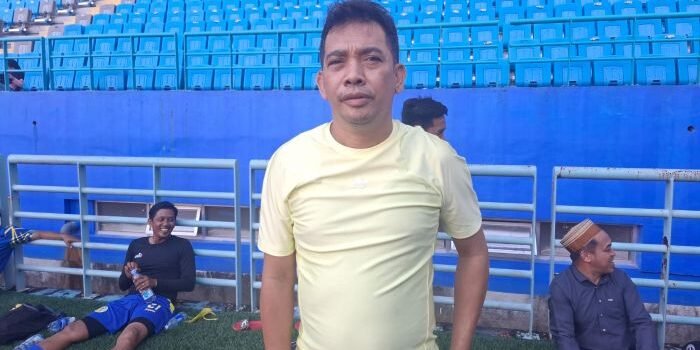 Ketua DPRD Balikpapan, Alwi Al Qadri, turut hadir dalam pertandingan sepak bola persahabatan antara Pemkot Balikpapan dan Pemkot Palu yang digelar di Stadion Batakan, Jumat sore (30/5/2025). Foto: BorneoFlash/Ardian