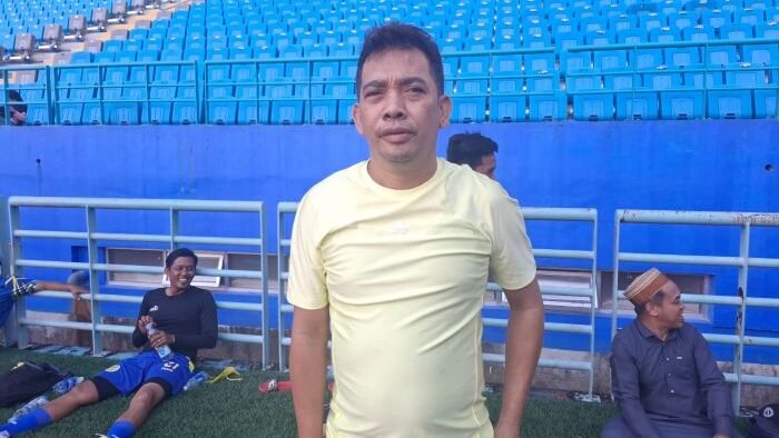 Ketua DPRD Balikpapan, Alwi Al Qadri, turut hadir dalam pertandingan sepak bola persahabatan antara Pemkot Balikpapan dan Pemkot Palu yang digelar di Stadion Batakan, Jumat sore (30/5/2025). Foto: BorneoFlash/Ardian