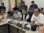 Ketua DPRD Kota Balikpapan, Alwi Al Qadri, saat RDP bersama serikat pekerja, di Ruang Rapat Gabungan DPRD, Kamis (1/5/2025). Foto: BorneoFlash/Ardian