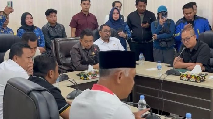 Ketua DPRD Kota Balikpapan, Alwi Al Qadri, saat memimpin RDP dengan PT Pertamina Patra Niaga Regional Kalimantan di Kantor DPRD Balikpapan, pada hari Selasa (20/5/2025). Foto: BorneoFlash/Ardian