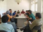 Ketua PWI Kota Balikpapan, Debi, didampingi Ketua SIWO, Teguh Suwito dan anggota PWI saat pertemuan, di Kantor PWI Balikpapan, pada hari Jumat (30/5/2025). Foto: BorneoFlash.com/Ist