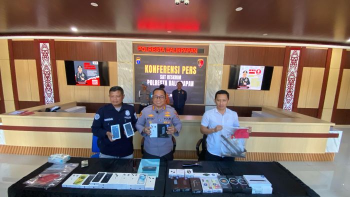 Konferensi Pers Polresta Balikpapan Ungkap Pencurian Unit HP Senilai Hampir Rp300 Juta, yang digelar Rabu (30/4/2025). Foto: BorneoFlash/Agung Putra