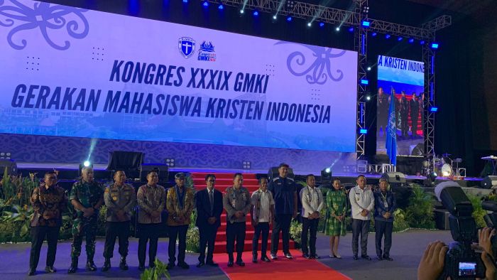 Gubernur Kaltim bersama Menteri ESDM, Kapolri, Menpora dan jajaran Forkopimda Saat pelaksanaan Kongres Gerakan Mahasiswa Kristen Indonesia (GMKI) ke-39 yang digelar di Samarinda, Kaltim. Foto: BorneoFlash/Nur Ainunnisa