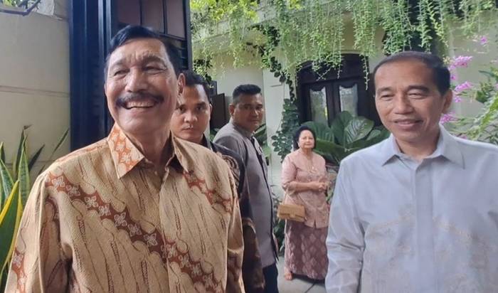 Ketua Dewan Ekonomi Nasional, Luhut Binsar Pandjaitan berlebaran ke Rumah Presiden ke-7 Joko Widodo (Jokowi), di Kota Solo, Jawa Tengah (Jateng), pada Senin (31/3/2025), siang.(Foto : Fristin Intan Sulistyowati)