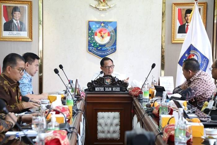 Mendagri Muhammad Tito Karnavian Dalam Rapat Koordinasi Percepatan Realisasi APBD 2025 yang digelar secara virtual dari Kantor Pusat Kemendagri, Jakarta, Kamis (8/5/2025). Foto: Kemendagri