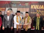 Menteri Kebudayaan bersama Wakil Gubernur Kaltim Seno Aji. Foto: BorneoFlash/Nur Ainunnisa