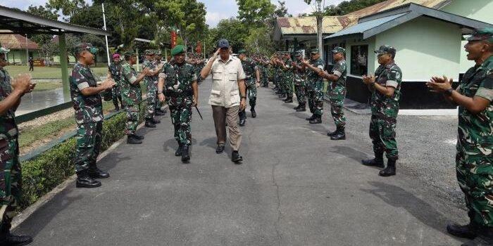 Menteri Pertahanan Republik Indonesia, Letjen TNI (Purn) Sjafrie Sjamsoeddin, Saat melakukan kunjungan kerja ke Rindam VI/Mulawarman di Banjarbaru, Kalimantan Selatan (Kalsel), pada Jumat (02/05/2025). Foto: HO/Pendam VI/Mlw
