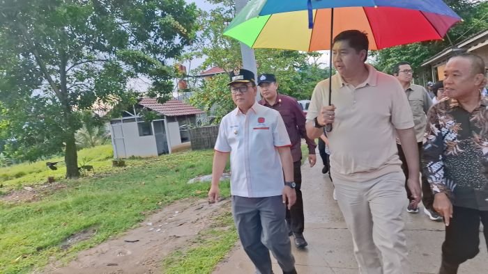 Menteri Perumahan dan Kawasan Permukiman (PKP), Maruarar Sirait, saat kunjungan kerja meninjau rumah subsidi ke Perumahan Mentari Village, Balikpapan, pada Minggu (18/5/2025). Foto: BorneoFlash/Niken Sulastri