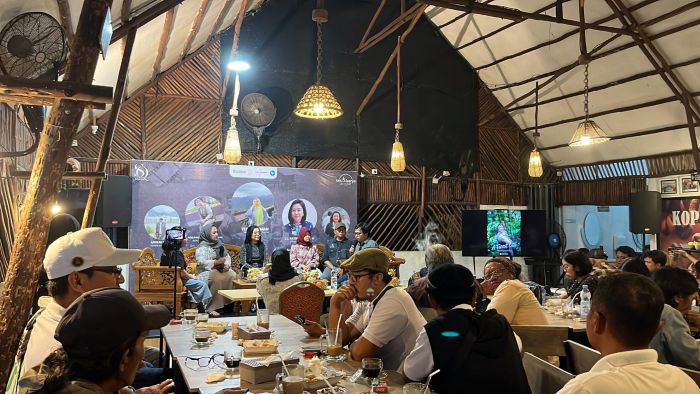 Ngobrol santai tentang perfilman balikpapan dan anak muda di industri kreatif, di Cafe Bang Hotman Balikpapan, pada hari Kamis Malam (15/5/2025). Foto: BorneoFlash/Niken Sulastri