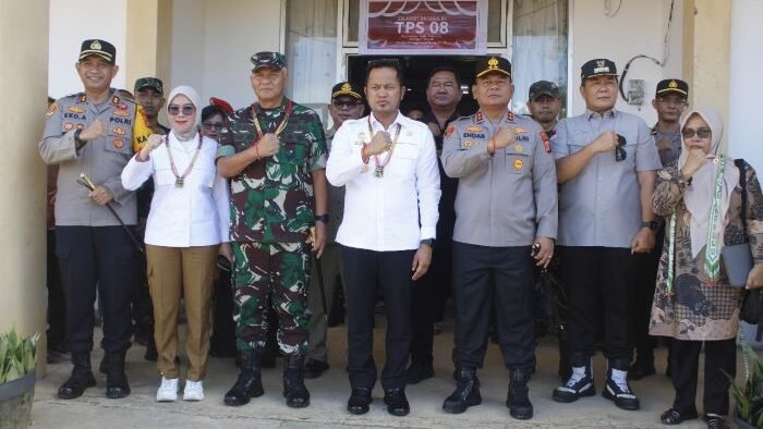 Pangdam VI/Mulawarman, Mayjen TNI Rudi Rahmat Nugraha, M.Sc., saat dampingi Gubernur Kaltim, H Rudy Mas'ud, dalam kunjungan kerja ke Kabupaten Mahulu, Pada Kamis (22/05/2025). Foto: HO/Pendam VI/Mlw