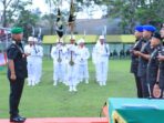 Pangdam VI/Mulawarman, Mayjen TNI Rudy Rachmat Nugraha, S.I.P., M.Sc., memimpin langsung upacara Serah Terima Jabatan (Sertijab) Danpomdam VI/Mlw dan Danyonif 600/Modang, di Lapangan Upacara Mako Yonif 600/Modang, Balikpapan Timur, Pada Senin (19/05/2025). Foto: HO/Pendam VI/Mlw