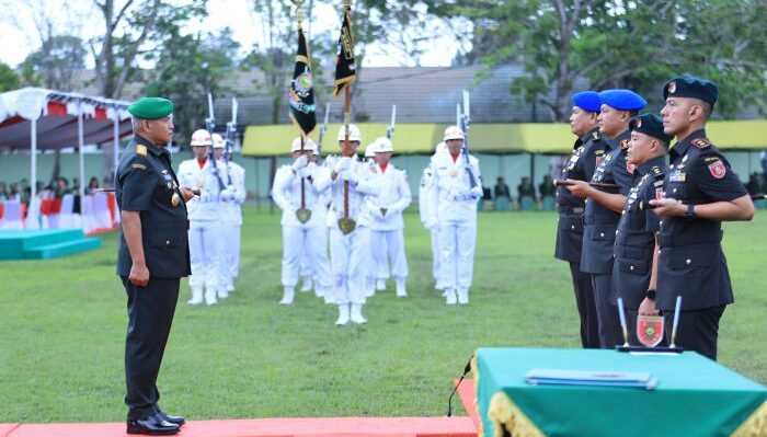 Pangdam VI/Mulawarman, Mayjen TNI Rudy Rachmat Nugraha, S.I.P., M.Sc., memimpin langsung upacara Serah Terima Jabatan (Sertijab) Danpomdam VI/Mlw dan Danyonif 600/Modang, di Lapangan Upacara Mako Yonif 600/Modang, Balikpapan Timur, Pada Senin (19/05/2025). Foto: HO/Pendam VI/Mlw