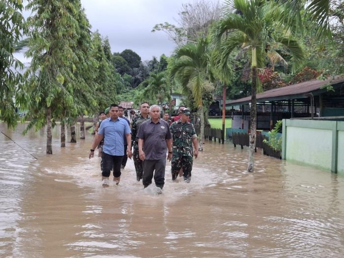 Pangdam VI/Mulawarman Tinjau Lokasi Bencana Banjir di Yonif 611/Awang Long