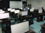 Panitia Pelaksana UTBK SNBT Mempersiapkan Perangkat Komputer. Foto: dok.UNEJ